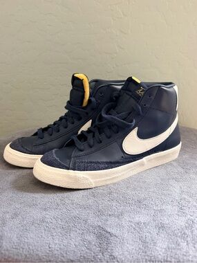 Nike Blazer Mid 77 Vintage Navy Blue White Yellow Script Sneakers W9 M7.5